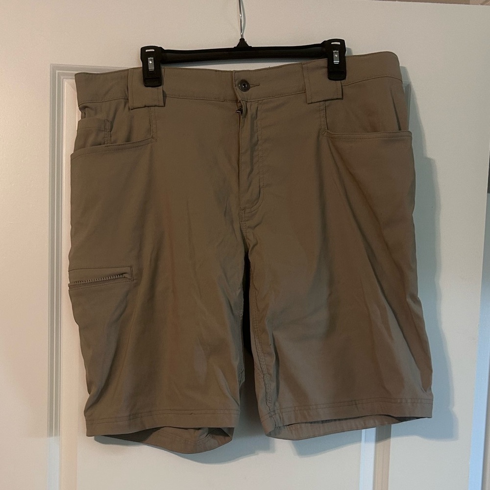 Duluth Trading Co. Men’s standard fit cargo shorts